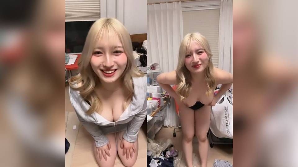 コスプレギャル　おっぱい丸出し配信