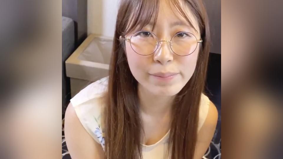 【期間限定】まじめな図書館のお姉さんがオッサンに中出しされとる！！